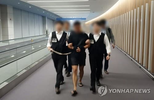 Suspeito apontado como líder da organização criminosa é escoltado após ser repatriado para a Coreia do Sul pelo Aeroporto Internacional de Incheon, em agosto de 2025.
